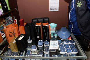 海關重拳出擊破獲網(wǎng)絡銷售假冒首飾案 一名本地女子涉嫌售賣美容美發(fā)飾品被捕